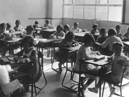 Un aula del Instituto-Escuela en 1933, donde los alumnos se sientan en grupos.