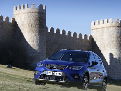 Un Seat Arona en la muralla de Ávila. 