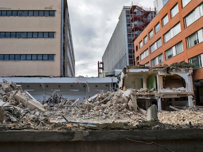 Obras de demolición de la naves traseras de la antigua escuela de Agrónomas para ampliar el Hospital Clínico.