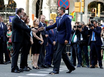 Mariano Rajoy, presidente del Gobierno, saluda a Felipe VI a su llegada a la protesta.