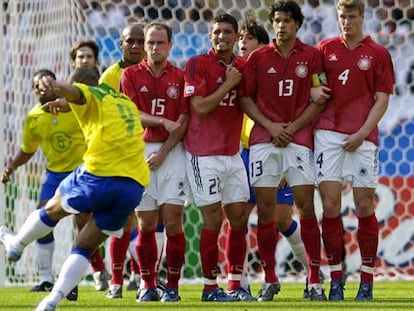 Adriano marca, de falta, uno de sus dos goles a Alemania.