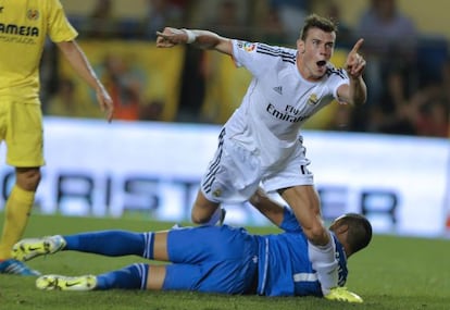 Gareth Bale celebra en el estadio de El Madrigal su primer gol en la Liga española