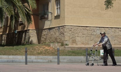 Un veí de Trinitat Nova passeja pel barri.