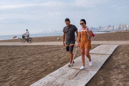 La Escuela de Surf Mar del Plata, que ofrece lecciones de surf para personas deiscapacitadas.