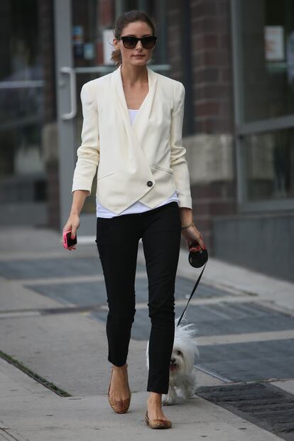 Blazer minimalista

	Olivia Palermo no deja ni uno de sus looks al azar. Así que, aunque solo sea para pasear a su perro por Nueva York, la socialité escoge prendas tan especiales como esta americana blanca con un cierre de un botón y en líneas absolutamente minimal.