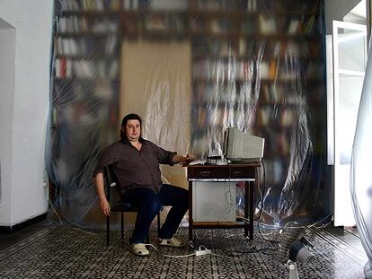 El artista  Pedro G. Romero, en su casa sevillana.