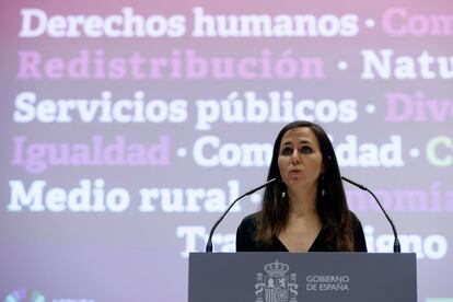 La nueva ministra de Derechos Sociales y Agenda 2030, Ione Belarra, ofrece un discurso durante su traspaso de cartera.