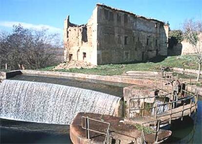 Una vista de las esclusas de Calahorra de Ribas y un almacén abandonado, que forman parte del Canal de Castilla.