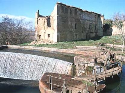 Una vista de las esclusas de Calahorra de Ribas y un almacén abandonado, que forman parte del Canal de Castilla.