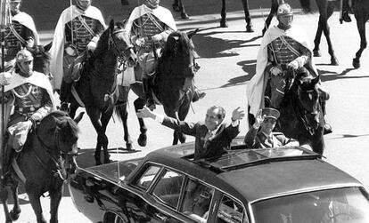 Madrid, 2 de octubre de 1970. El presidente de Estados Unidos, Richard Nixon, visita oficialmente España. Después de la bienvenida tributada en el aeropuerto de Barajas, el cortejo recorre varias calles de la ciudad hasta llegar al palacio de la Moncloa.