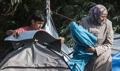 Migrantes montan una carpa cerca a la frontera entre Serbia y Hungr&iacute;a este jueves.