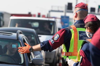 Policías húngaros revisan los vehículos en la frontera con Austria, esta semana. 