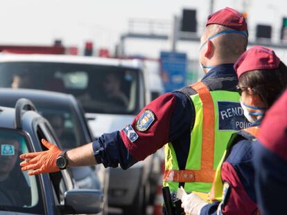 Policías húngaros revisan los vehículos en la frontera con Austria, esta semana.