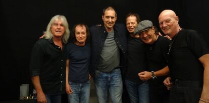 Gay Mercader, en el centro, con cazadora negra y camiseta gris, junto al grupo australiano AC/DC, antes de uno de sus &uacute;ltimos conciertos en Espa&ntilde;a.