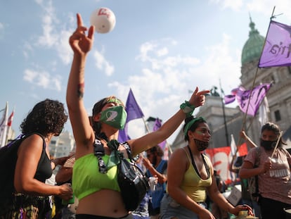 Manifestantes a favor do aborto legal marcham diante do Congresso em Buenos Aires, em 29 de dezembro.