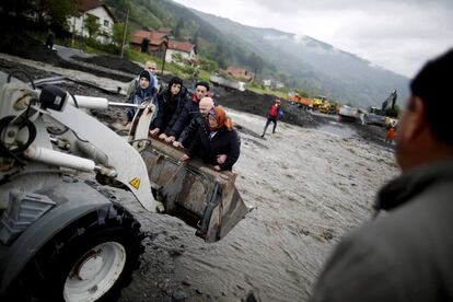 Las lluvias más intensas en 120 años han llegado a Bosnia y Serbia. Han muerto cinco personas y cientos han tenido que ser evacuadas de sus casas en Topčić Polje, cerca Zepce.