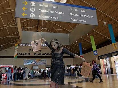 Teatro en la estación de Renfe de Alicante