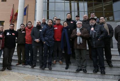 Los ocho sindicalistas de Airbus, arropados por políticos y líderes sindicales el día que comenzó el 9 de febrero de este año, cuando comenzó juicio en Getafe