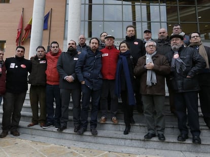 Los ocho sindicalistas de Airbus, arropados por políticos y líderes sindicales el día que comenzó el 9 de febrero de este año, cuando comenzó juicio en Getafe