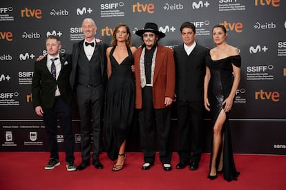 Desde la izquierda, Ryan McParland, Bruno Gouery, Antonia Desplat, Johnny Depp, Riccardo Scarmarcio y Luisa Raineri asisten al estreno de 'Modi, Three Days On The Wings Of Madness' durante el Festival Internacional de Cine de San Sebastián, el 24 de septiembre.  