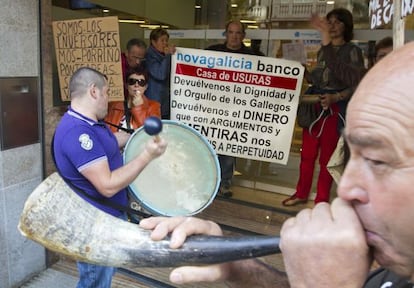 Protesta frente a las oficinas de Novagalicia Banco, el 15 de marzo, en Vigo.