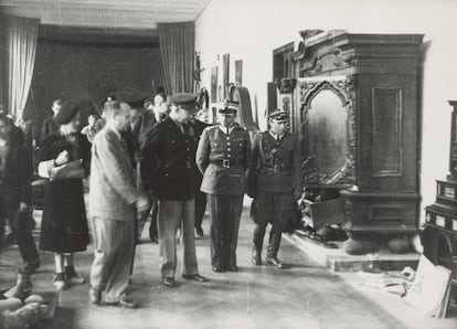 D. Eisenhower en la exposición 'Warszawa oskarża' (Varsovia acusa), en 1945.