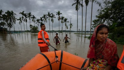 El Cuerpo Nacional de Respuesta a Desastres rescata a unos campesinos de unas inundaciones en Korora, una aldea de Gauhati, en India, el 17 de junio de 2022.