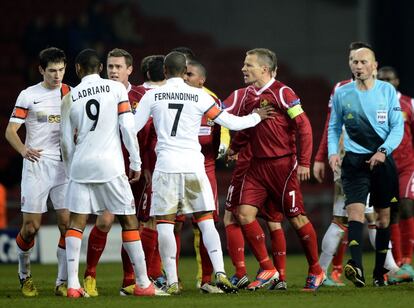 Los jugadores del Nordsjaelland increpan a los del Shaktar después de que Luiz Adriano marcase un gol tras un saque neutral.