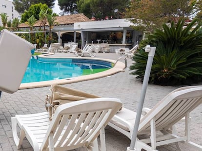 Un trabajador acondicionando la piscina en un hotel de Riu en Palma de Mallorca.