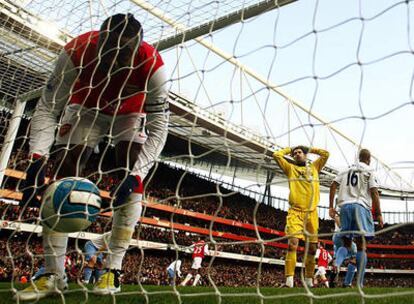 Gallas recoge el balón del fondo de la portería ante la desesperación del portero del Aston Villa.