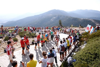 El ciclista Brent Bookwalter corona la vigésima etapa de La Vuelta a España 2012 en la Bola Del Mundo, a 2.247 metros de altura.