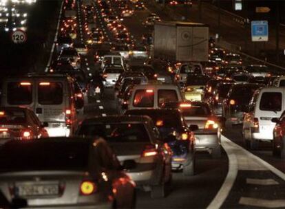 Centenares de vehículos se agolpaban ayer a las 19.45 en el nudo de San José de Valderas, donde se unen la autovía de Extremadura (A-5) y el enlace de la M-40.