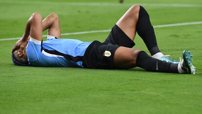 Ronald Araújo tras sufrir una lesión durante el partido de cuartos de final de la Copa América entre Uruguay y Brasil, el 6 de julio de 2024.