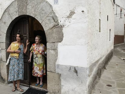 Rosa Roca y Sara Abadía, a las puertas de la vivienda de la octogenaria, en Sigüés (Zaragoza).