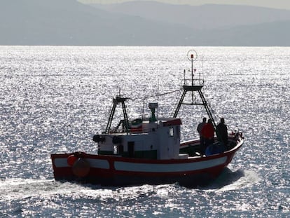 Un barco de pescadores sale del puerto de Tarifa, en Cádiz.