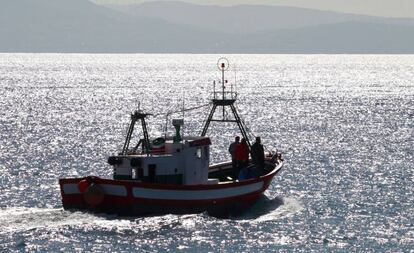 Un barco de pescadores sale del puerto de Tarifa, en Cádiz.