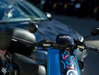 Un vehículo y una moto de Cabify.