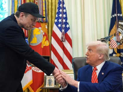 Elon Musk da la mano al presidente Trump este viernes en la Casa Blanca.