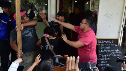 Tras un enfrentamiento, personal de la secretaría de Seguridad Pública de México desalojaron el predio de Roma 18, donde habitaban miembros de la comunidad otomí, el pasado 24 de septiembre.