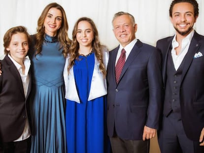 La reina Rania y el rey Abdalá II de Jordania, junto a tres de sus cuaatro hijos: Hashem (izquierda), Salma (centro) y el príncipe heredero Hussein.