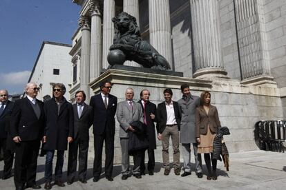 Varios toreros, frente al Congreso, donde han presentado medio millón de firmas para que los toros sean declarados Bien de Interés Cultural.