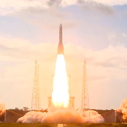 Kurú (Guayana Francesa), 9/07/2024.- El nuevo cohete Ariane 6 despegó hoy en la Guayana Francesa desde el puerto espacial de Kurú a las 16.00 hora local (19.00 GMT) en su vuelo inaugural, con el que Europa recupera su autonomía de lanzamiento al espacio. Esta primera misión servirá para probar el lanzador, que transporta entre su carga al dispensador de satélites RAMI, de la empresa gallega UARX Space, un cubesat de la Universidad Politécnica de Cataluña o el experimento CURIE de la Nasa. EFE/ESA/ArianeGroup/Arianespace/CNES ***SOLO USO EDITORIAL/SOLO DISPONIBLE PARA ILUSTRAR LA NOTICIA QUE ACOMPAÑA (CRÉDITO OBLIGATORIO)***

