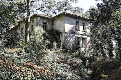 Una senderista frente al pabellón María Luisa Pelayo, también conocido como La Picota, en la isla de Pedrosa (Cantabria).