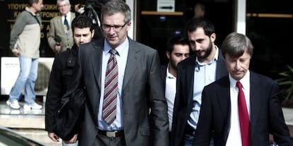 El representante del BCE, Klaus Masuch (i.), y el jefe de la UE para la troika, Matthias Mors (d.), este miércoles.