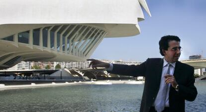 El arquitecto Santiago Calatrava, en el complejo de la Ciudad de las Artes de Valencia en una imagen de archivo. 