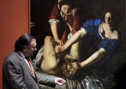 El director del Museo de Bellas Artes de Bilbao, Javier Viar, muestra la obra 'Guiudita e Oloferne', considerada una obra maestra del Barroco.