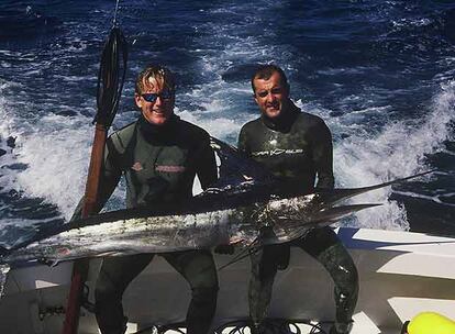 En sus viajes, Kerejeta ha conocido gente de muchas culturas diferentes y ha compartido con ellos su pasión por la pesca. En una ocasión fue invitado a bucear en aguas argelinas en las que el acceso para los extranjeros es muy restringido. En la imagen, con uno de sus amigos en aguas de México