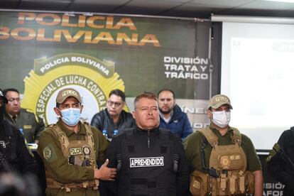 Juan José Zúñiga es presentado por la policía ante la prensa, tras ser arrestado, el 26 de junio en La Paz.