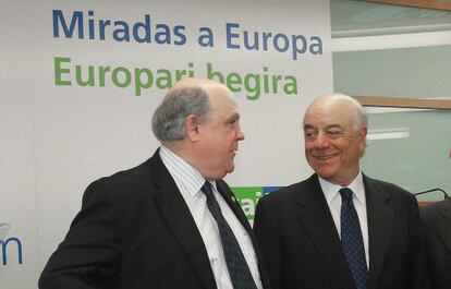 El presidente del BBVA, Francisco González, junto al rector de Deusto, Jaime Oraá, el pasado 22 de febrero.