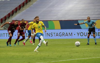 Neymar fez o segundo gol cobrando pênalti.